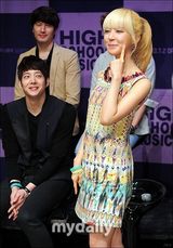 组图：f(x)Luna与SJ厉旭FT在真等宣传音乐剧