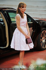 组图：《睡美人》首映 影后于佩尔清纯白裙装嫩