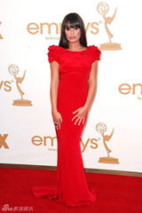 组图：63届艾美奖红毯 丽娅-米雪儿长裙明艳如火