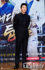 组图：权相佑珉豪等亮相《医学团队》发布会