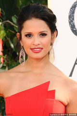 组图：罗柯思红裙俏皮亮相红毯