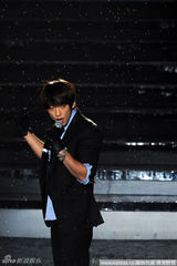 幻灯：世博会音乐盛典群星璀璨  张韶涵舞台失足