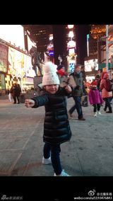 组图：王诗龄纽约时代广场练中国武术萌态十足