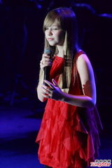 组图：英国人气Connie Talbot香港开唱 红裙可爱