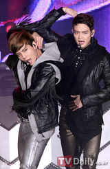 组图：韩团SHINee新专辑回归首唱疯狂火爆