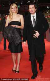 幻灯：本-斯蒂勒《格林伯格》首映 红裙女主角亮丽