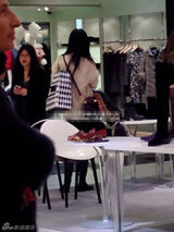 组图：王祖贤温哥华逛街被偷拍 女神容貌获赞