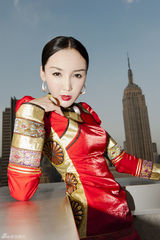 组图：阿筎那着蒙古华服纽约时装周演绎奢华风