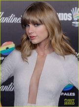 组图：泰勒-斯威夫特亮相颁奖礼 中空礼服抢镜