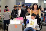 组图：秦海璐带母亲旅游低调回京 母女并肩出机场