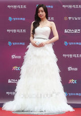 组图：洪秀雅现身百想红毯低胸长裙秀双峰