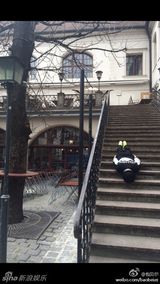 组图：包贝尔搞怪游欧洲 五体投地“横尸”街头