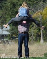 组图：《摩登家庭》片场 克莱尔抹泪被安慰