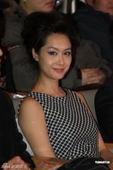 组图：朱茵披哈达妩媚宣传《芳香之城传奇》