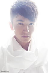 组图：许诺拍黑白朦胧写真 强光背景秀帅气轮廓