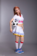 高清图集：i Me化身足球宝贝 拍摄时尚大片显性感