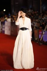 组图：刘若英素白长袍翩翩似舞 露美腿玉手遮胸