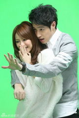 组图：潘玮柏拍MV展现吻功 自曝好久没接吻