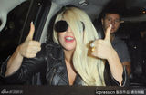 组图：Gaga透视装秀丁字裤 与司机熊抱展风骚