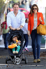 组图：米兰达-可儿现身悉尼 带儿子散步