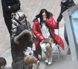 组图：杨幂片场频咳嗽 陈学冬黄发大棉鞋卖萌