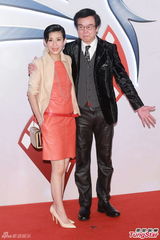 组图：吴君如短裙冷到腿抖 忙至无暇陪女儿