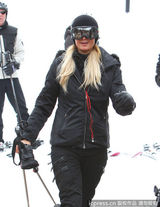组图：希尔顿携小男友现身雪场 滑雪不忘拗造型