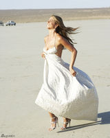 高清组图：詹妮弗-安妮斯顿真空装沙漠拍写真