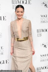 组图：舒淇中门大开现半球 长裙高叉秀美腿