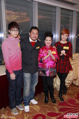 组图：薛家燕借出游了解子女恋情