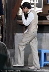 组图：俞灏明现身《爱在春天》片场 频捂脸似遮伤疤