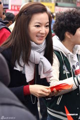 组图：阿雅台北街头派红包爱心不落人后