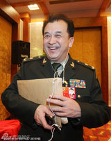 组图：李瑞英两会讨论认真发言 宋祖英帅气行军礼