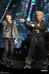 组图：任贤齐香港个唱白发登场 热吻好友陈升