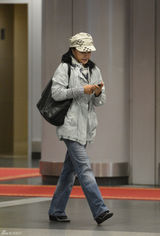 组图：刘晓庆与丈夫离京 夫唱妇随相敬如宾