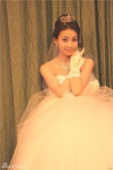 组图：贾青化身俏丽新娘 穿绝美婚纱秀身材