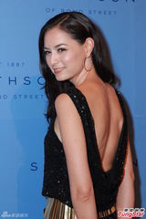 组图：英国首相夫人香港剪裁时尚动人