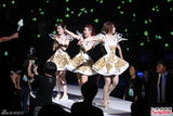 组图：S.H.E台湾演唱会第二场 ELLA风骚秀裸背
