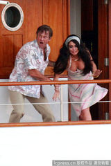 组图：林赛着爆乳吊带裙撕打不慎露半球