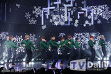 组图：EXO圣诞装热舞《MCD》 孝琳大尺度惹火