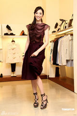 高清图：吴佩慈高腰酒瓶裙走秀 黄色套装妩媚明艳