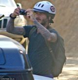 组图：小贝一家骑马出游 辣妹变身酷帅女骑士