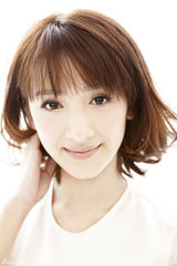 组图：新生代演员卢茜靓丽写真 清秀甜美气场足