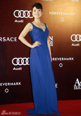 幻灯图：闫妮红毯造型突破 风情女神秀蓝色高雅