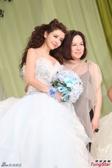 组图：李毓芬婚纱装亮相 笑容甜美妩媚动人