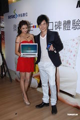 组图：李沛旭赖琳恩出席代言活动敬业十足