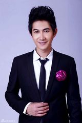 组图：何明翰暖春绅士风时尚写真