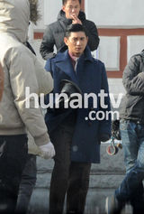 组图：吴奇隆再演时髦军人 雪中拍戏引众人围观