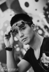 组图：于晓光黑白街拍 演绎成熟内敛的墨镜控