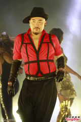 组图：何韵诗演唱会大跳热舞 献唱经典造型多变